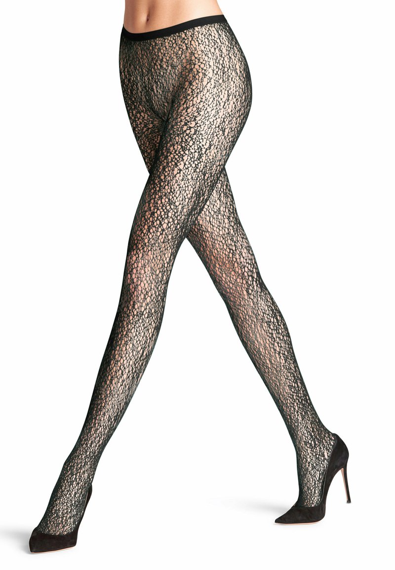 Collant neri in pizzo con un delicato motivo aperto, abbinati a scarpe nere con tacco alto, caratterizzate da una vita liscia e una consistenza trasparente.
