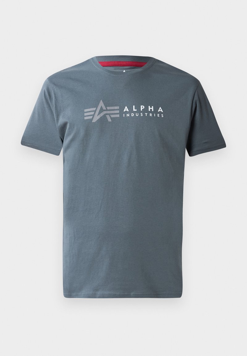 Graues Baumwoll-T-Shirt mit kurzen Ärmeln, ausgestattet mit einem weißen "ALPHA INDUSTRIES"-Logo und geometrischem Design auf der Vorderseite. Runder Ausschnitt.