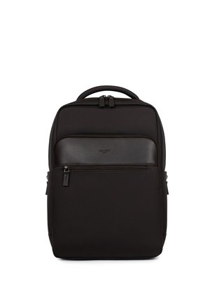 Czarny prostokątny plecak z górnym uchwytem, przednią kieszenią na zamek oraz gładką skórzaną panelą z subtelnie wytłoczonym logo marki.