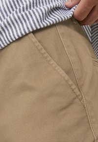 Jack & Jones JPSTMARCO JJDAVE NOOS - Nohavice chinos - otter