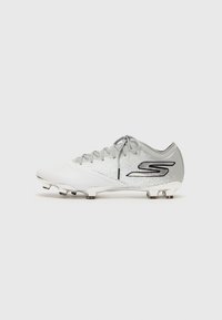 Chaussure de football blanche avec des accents gris, tige texturée, design élégant et six crampons en dessous pour la traction ; présente un logo sur le côté.