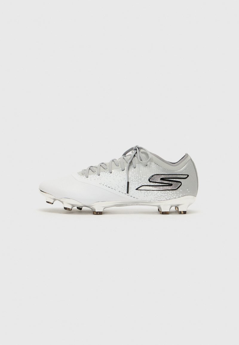 Chaussure de football blanche avec des accents gris, tige texturée, design élégant et six crampons en dessous pour la traction ; présente un logo sur le côté.