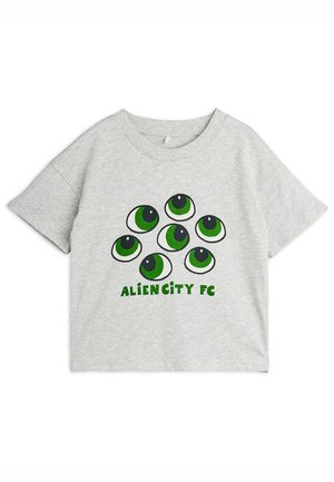 Jasnoszara koszulka z krótkim rękawem z nadrukiem siedmiu zielonych, kreskówkowych oczu oraz napisem "ALIEN CITY FC" w kolorze zielonym na przodzie.