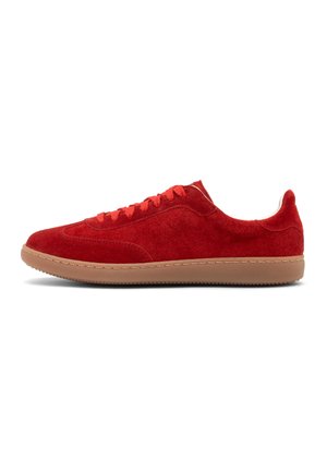 Niskie czerwone zamszowe sneakersy z czerwonymi sznurówkami i gumową podeszwą, pokazane z boku na białym tle.