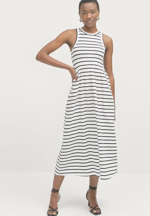 Zwart-wit gestreepte maxi-jurk met een aansluitende bovenkant, uitlopende rok en mouwloos ontwerp. Soepele stof met een casual silhouet.