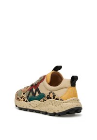 Flerfärgad sneaker med beige läder, mocka och djurmönstrade accenter. Kraftig sula med fläckig detalj, texturerade snören och bakre dragflik.