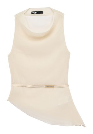 Blouse asymétrique beige sans manches avec col bénitier et fine ceinture assortie avec une petite boucle dorée à la taille.