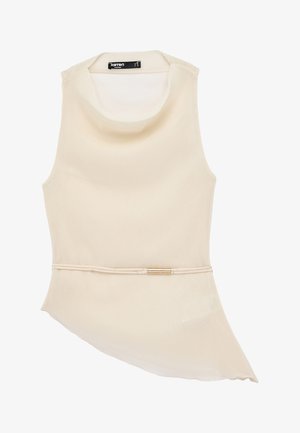 Blouse asymétrique beige sans manches avec col bénitier et fine ceinture assortie avec une petite boucle dorée à la taille.