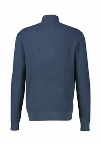 Dunkelblau gestrickter Pullover mit hohem Kragen, gerippten Bündchen und einem strukturierten Muster. Keine sichtbaren Etiketten oder Akzente.