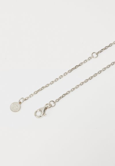 Necklace din lanț metalic argintiu, cu un charm rotund și închidere cu carabină. Link-urile sunt distribuite uniform și au o finisare netedă.