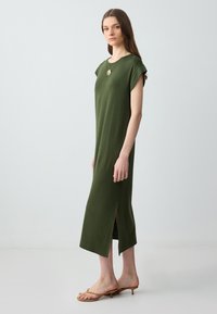 Jimmy Key CREW-NECK MIDI WITH SLIT DETAIL - Abito in maglia - light green