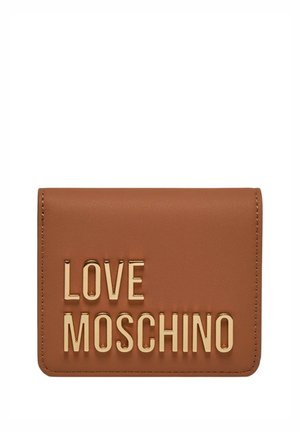 Cartera de cuero marrón con texto en relieve "LOVE MOSCHINO" en hardware dorado. Diseño rectangular compacto con textura suave.
