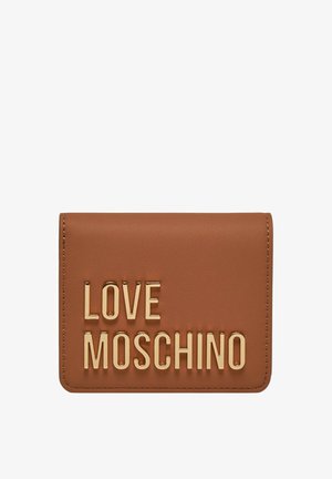 Cartera de cuero marrón con texto en relieve "LOVE MOSCHINO" en hardware dorado. Diseño rectangular compacto con textura suave.