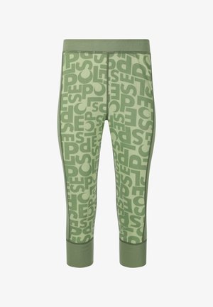 Groene capri-legging met een groot, herhalend tekstpatroon in een donkerdere tint groen. Zacht, rekbaar materiaal met een aansluitend ontwerp.
