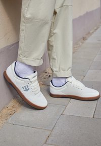 Não selecionado, white