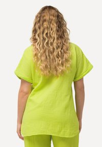 Ulla Popken SHORT SLEEVE  - Camicetta - neon green
