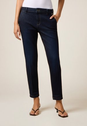 Donkerblauwe denim broek met een rechte pasvorm, voorzien van voorkruiszakken, een tailleband met riemlussen en omslag aan de uiteinden. Soepele textuur en klassiek ontwerp.