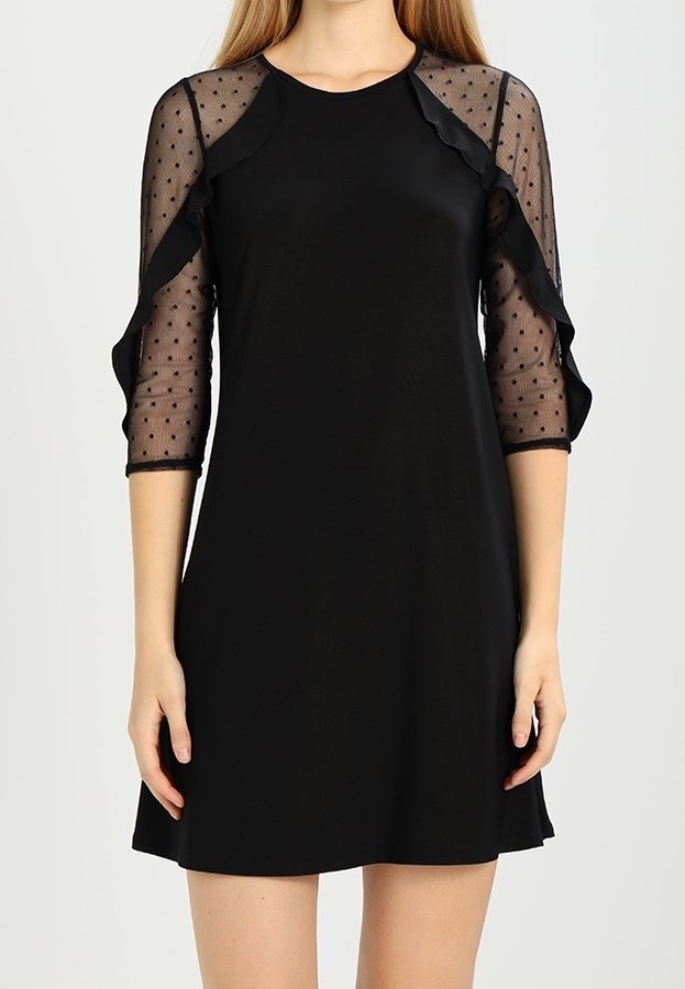 Svart klänning med trekvarts genomskinliga prickiga ärmar, med rynkad halsringning och slätt tyg. Rakt snitt, knälång design.