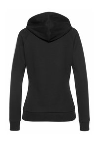 Sudadera con capucha negra, de manga larga, diseño raglán, con puños y bajo de canalé, que presenta una textura lisa y suave.