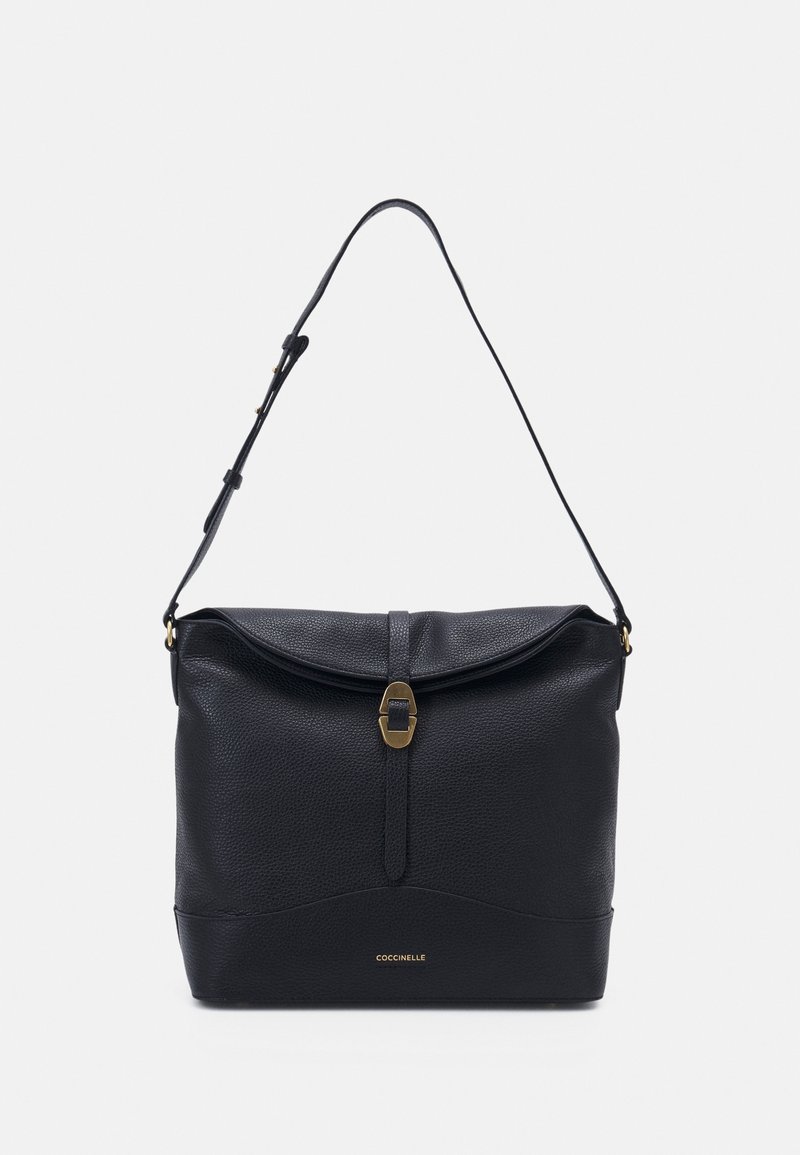 Sac à épaule en cuir noir texturé avec bandoulière réglable, fermeture à boucle dorée et petit logo "Coccinelle" doré sur le devant.