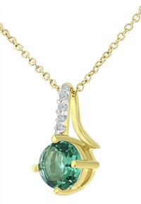 Auksinė pakabuko vėrinys su apvaliu žaliu brangakmeniu ir mažais baltais deimantais, nustatytais išlenktoje konstrukcijoje, pritvirtintas prie grandinėlės.