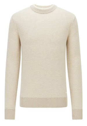 Pull beige en maille à manches longues avec poignets, ourlet et col rond côtelés, présenté sur un fond blanc.