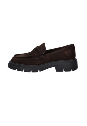 Donkerbruine suède loafer met een dikke zwarte geribbelde zool en een riempje over de bovenzijde, zijaanzicht op een witte achtergrond.