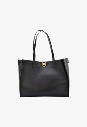 Sac tote en cuir noir avec deux longues poignées, un accent en métal doré à l'avant et des coutures visibles le long des bords latéraux.