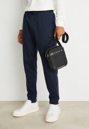 Tommy Hilfiger CENTRAL REPREVE MINI REPORTER UNISEX - Umhängetasche - black