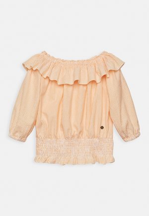 Blouse rayée pêche et blanche sans épaules, manches longues, col volanté et ourlet et poignets smockés élastiques.