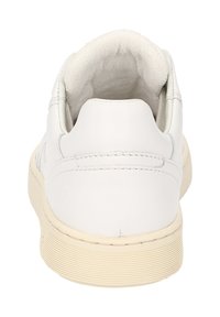 Weiße Leder-Sneaker mit runder Zehenpartie, weichem Innenfutter und einer strukturierten, cremefarbenen Gummisohle. Einfaches Design mit minimalen Nähdetails.