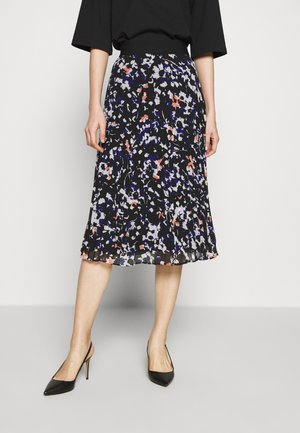 Schwarzer Midirock mit Blumenmuster in Lila, Weiß und Koralle. Faltenrock-Design und elastischer Bund, kombiniert mit schwarzen High Heels.