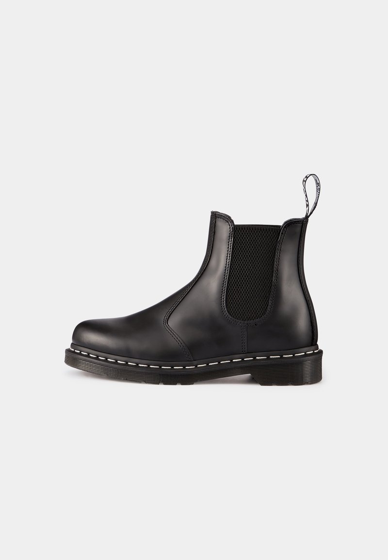 Botte Chelsea en cuir noir avec panneau latéral élastique, languette au talon, surpiqûres blanches le long de la semelle et semelle extérieure en caoutchouc épaisse.