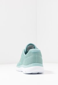 Skechers SUMMITS - Baskets basses - sage/white