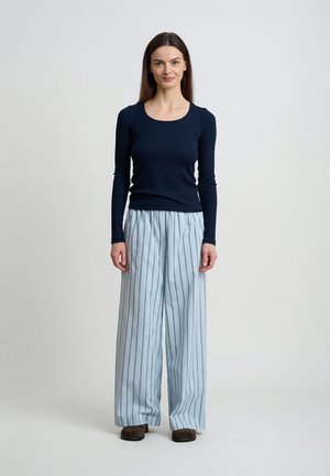 - Bluzka z długim rękawem