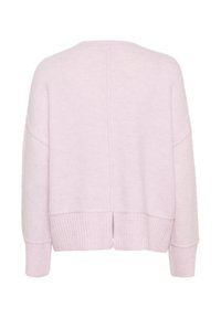 Pull en tricot rose clair avec une coupe boxy, des épaules tombantes, des poignets et un ourlet côtelés, présentant une couture centrale et des fentes sur les côtés en bas.
