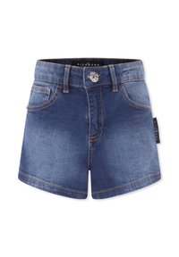 Shorts en denim avec un dégradé bleu foncé, cinq poches, des accents cousus et une fermeture à bouton. Présente une étiquette noire sur la couture latérale.