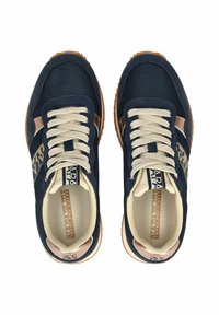 Marineblaue Netzsneaker mit beigen Schnürsenkeln und Akzenten; gepolstertes Innenfutter; Gummilaufsohle; mit Logo und Details in kontrastierenden Farben brandet.