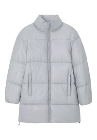 Chaqueta acolchada de color gris claro con un alto cuello, cremallera frontal y dos bolsillos laterales, con un diseño acolchado y una textura suave.