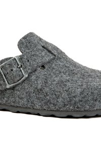 Pantoufle en feutre gris avec une forme arrondie, boucle en métal ajustable, surface texturée et semelle en caoutchouc noir durable.