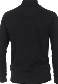 Dunkelblauer Pullover mit hohem Kragen, gerippten Bündchen und Saum, aus einem weichen, strukturierten Stoff gefertigt, mit einer glatten Rückseite.
