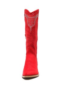 Stivale da cowboy rosso in suede con punta appuntita, ritagli decorativi, dettagli ricamati e borchie metalliche nella parte superiore.