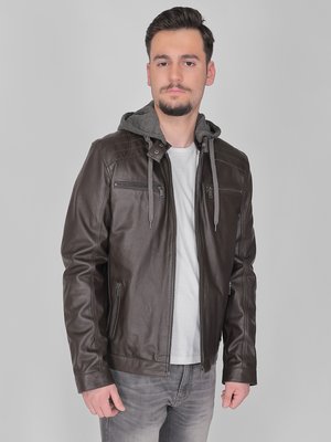 Braune Kunstlederjacke mit grauem Kapuze, Reißverschluss vorne, zwei Seitentaschen und subtilen Steppnähten. Über einem weißen T-Shirt getragen.