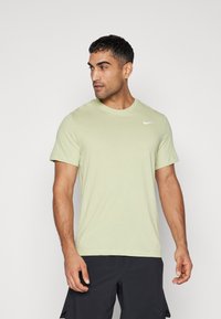 Nike Performance CREW SOLID - Spordi T-särk - olive aura