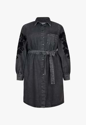 Denim jurk in donkergrijs met lange mouwen, een ceintuur om de taille, een voorzak en zwarte bloemenborduur op de mouwen.