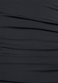 Tissu extensible noir avec une texture froncée, présentant des lignes horizontales. Surface lisse et douce avec un léger brillant.