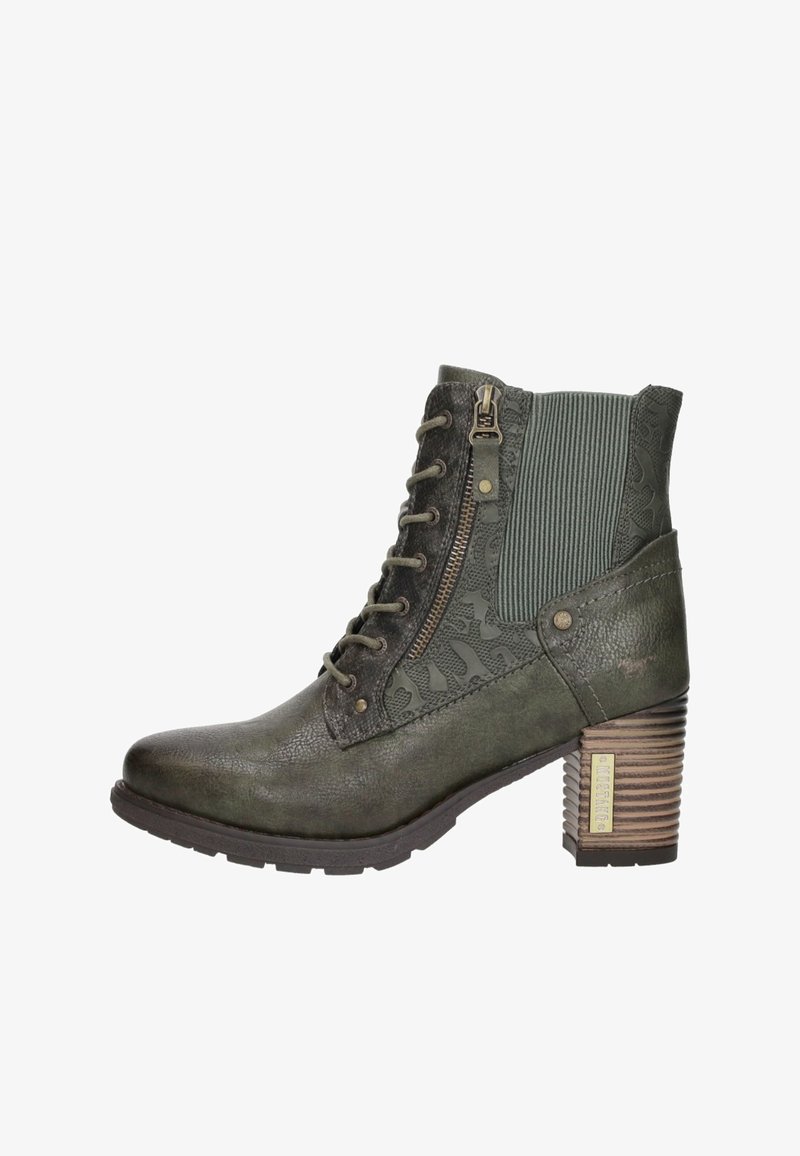 Groene enkelboots van gestructureerd leer, met veters, een zijrits, een ribbel-elastieken paneel en een houten blokhak. Bevat een kleurrijk accent.