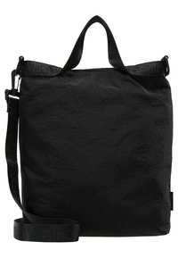 Borsa a spalla in tessuto di forma quadrata nera con manici corti e tracolla staccabile e regolabile.
