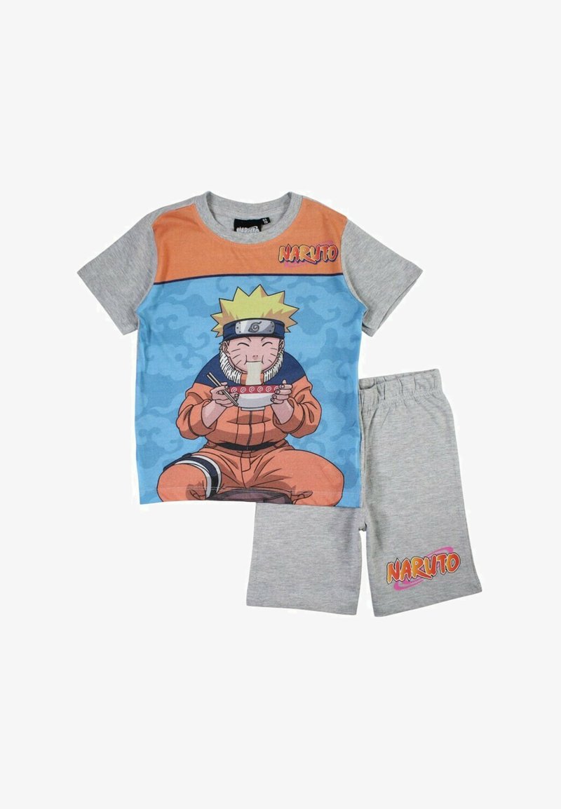 Ensemble de pyjama sur le thème de Naruto comprenant un t-shirt gris à manches courtes avec un motif orange et bleu et un short gris assorti.