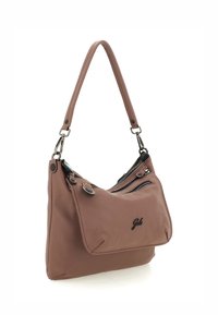 Borsa a tracolla in pelle marrone con finitura texture, un'unica tracolla, molteplici tasche con zip e un sottile dettaglio con logo.